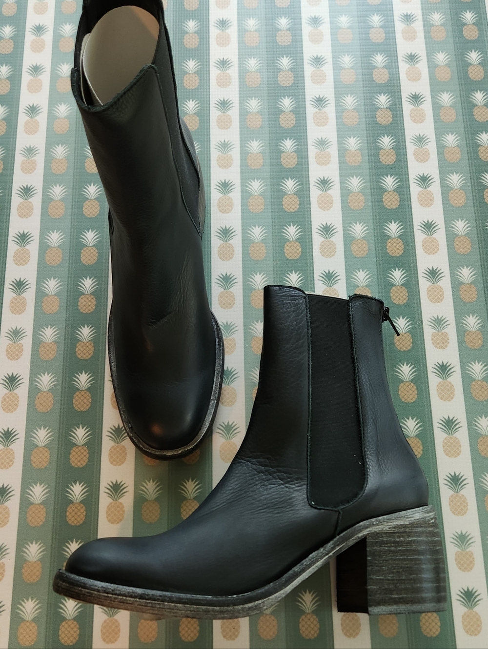 Free People Essential Chelsea Boots - Picture 4 of 8